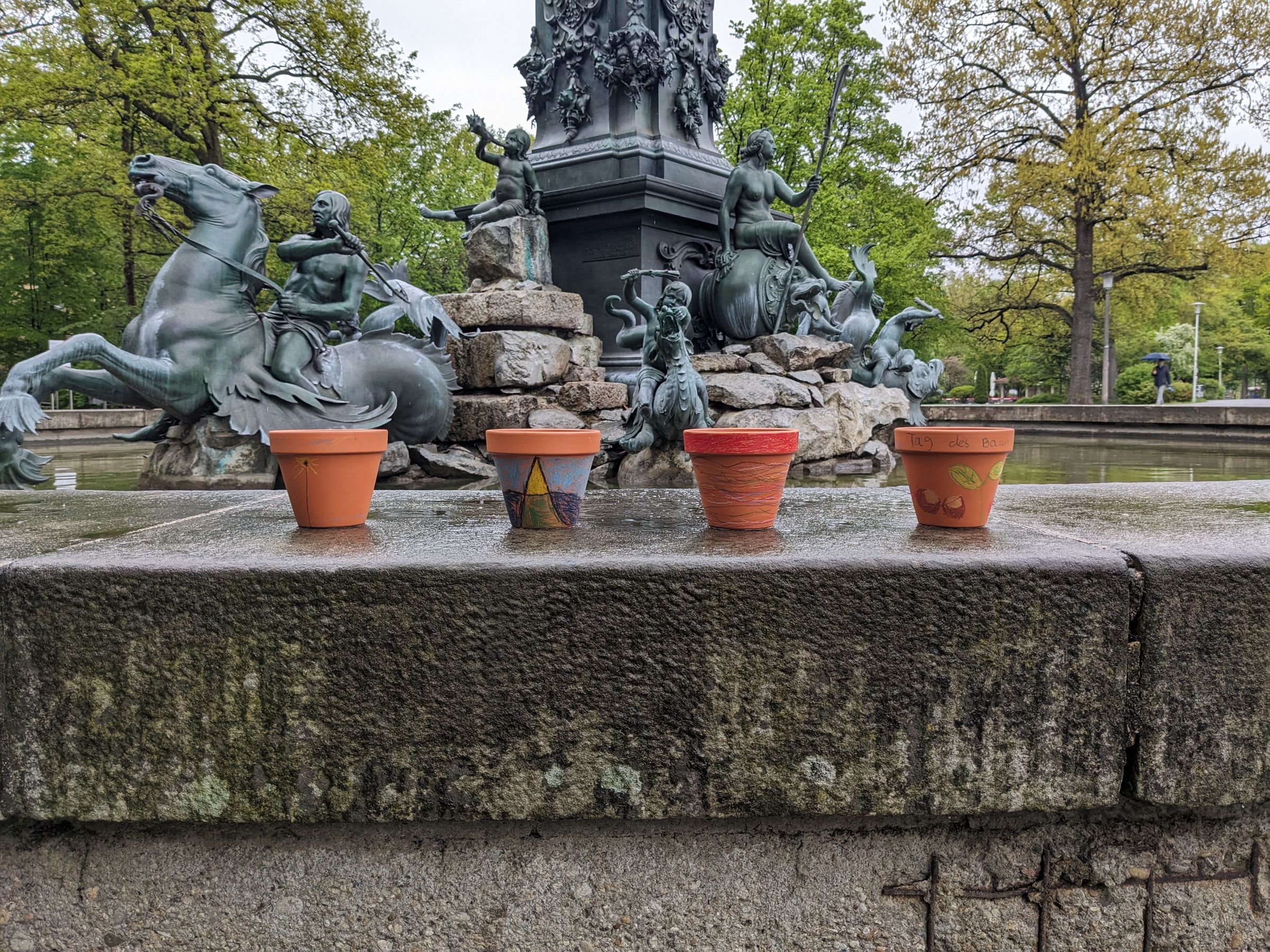 Bemalte Blumentöpfe am Neptunbrunnen (Foto: Heinz Schaarschmidt) Bemalte Blumentöpfe am Neptunbrunnen