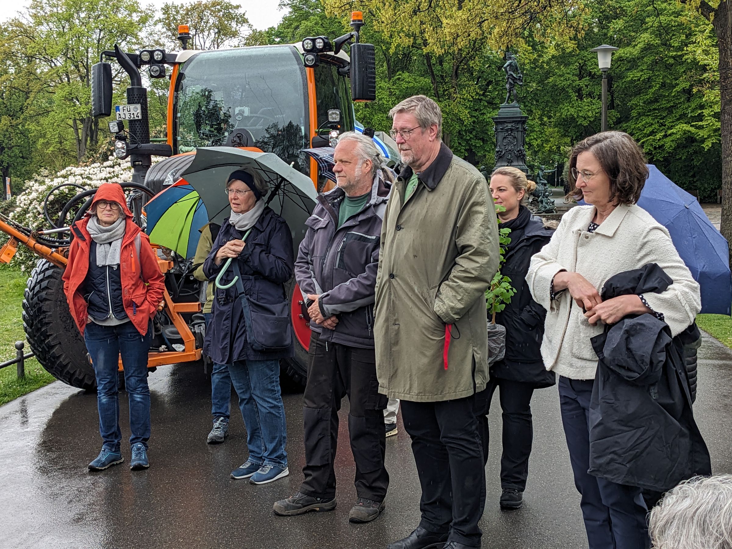 Besucher beim Tag des Baumes (Foto: Heinz Schaarschmidt) Besucher beim Tag des Baumes