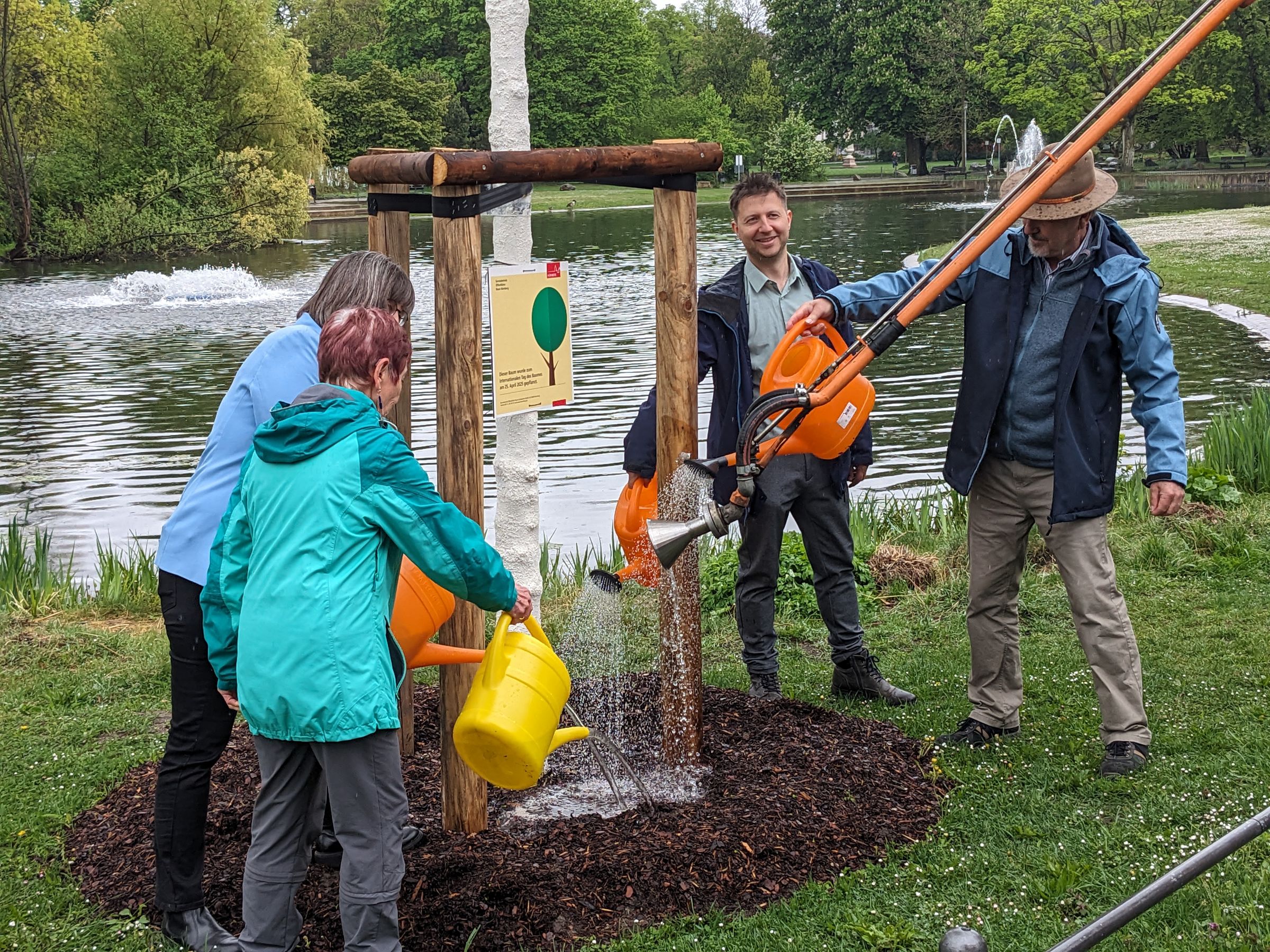 Baumtaufe (Foto: Heinz Schaarschmidt) Baumtaufe