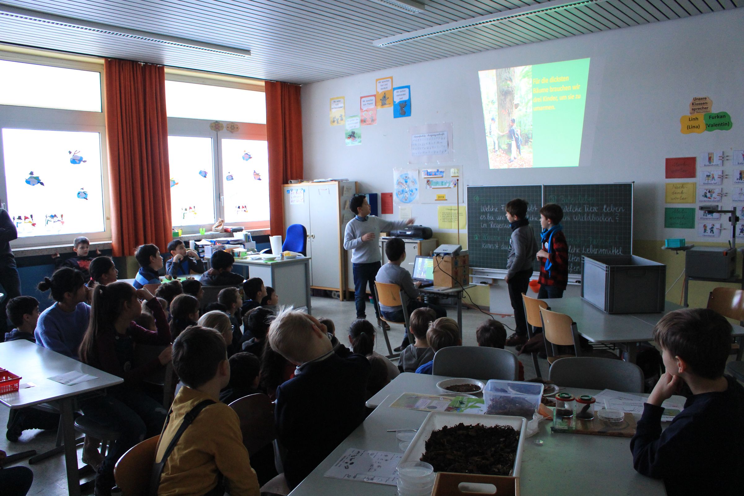 „Und nun laden wir euch zu unseren vier Stationen ein.“