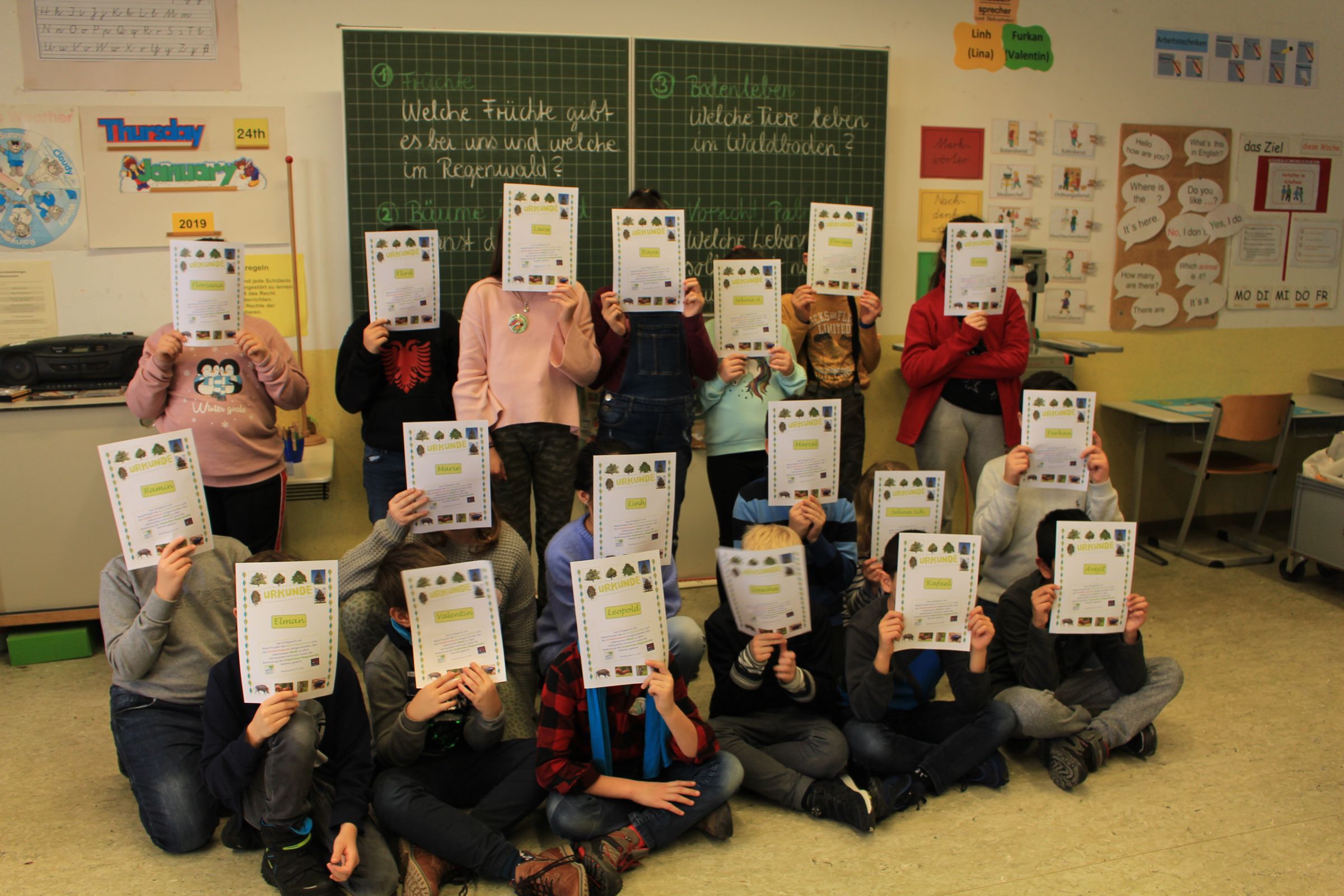 Nach jeder Präsentationsrunde durfte die Besucherklasse rückmelden, was ihnen am besten gefallen hat. Klar mit vorne lag die Station Bodenleben. „Weil man dort in der Erde nach den kleinen Tieren suchen konnte.“