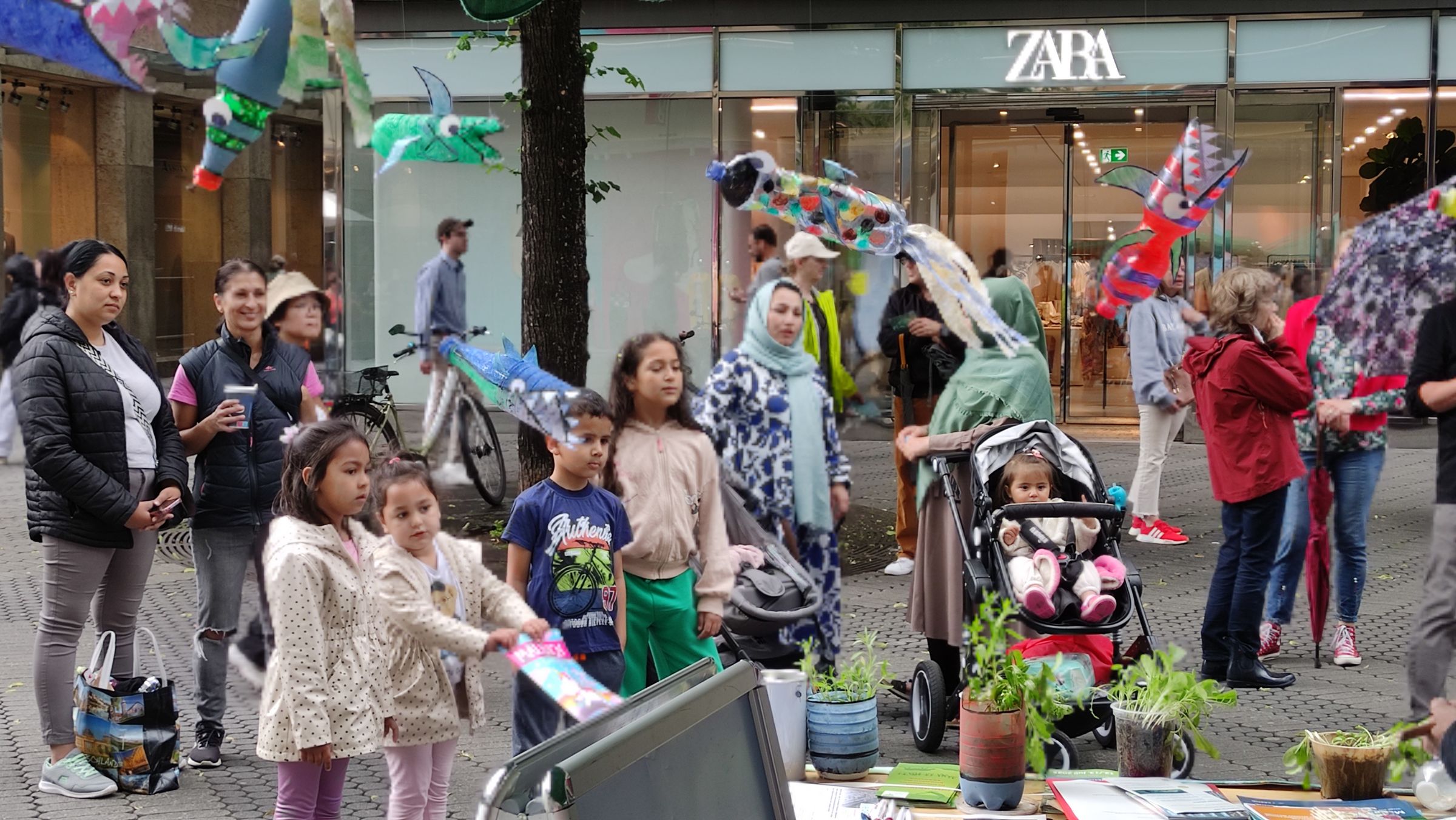 Fische aus alten Plastikflaschen am Infostand (Foto: Gisela Hoffmann) Fische aus alten Plastikflaschen am Infostand