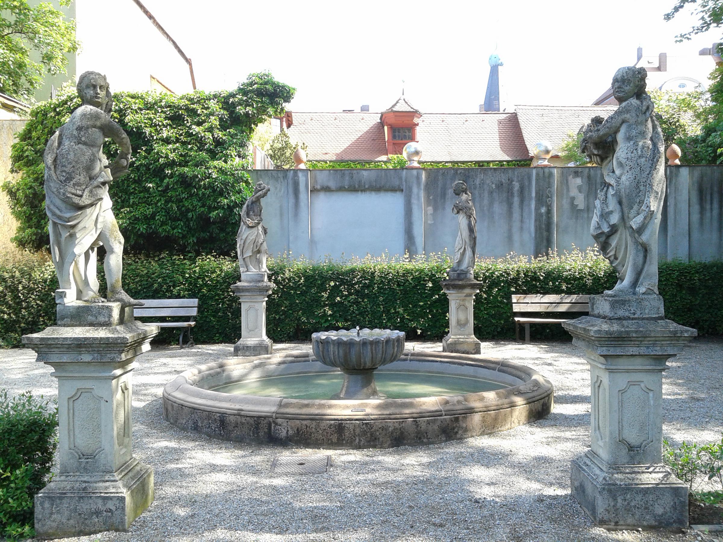 Vierjahreszeitenbrunnen (befindet sich bei den Kräuterbeeten) Vierjahreszeitenbrunnen (befindet sich bei den Kräuterbeeten)