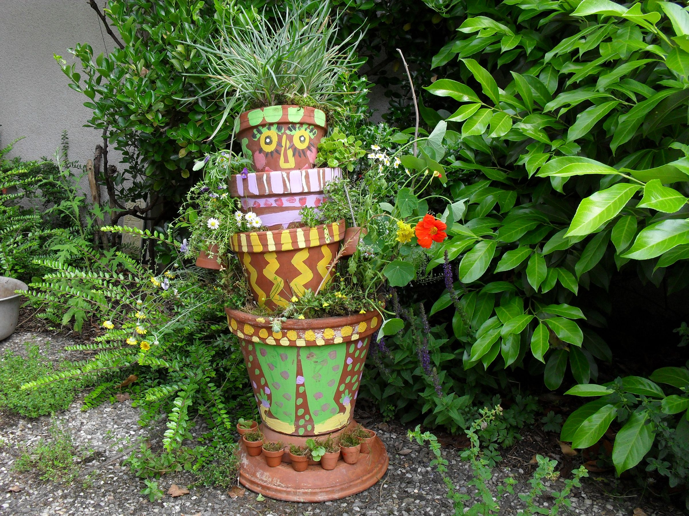 „Hoch-Beet“ aus alten Blumentöpfen