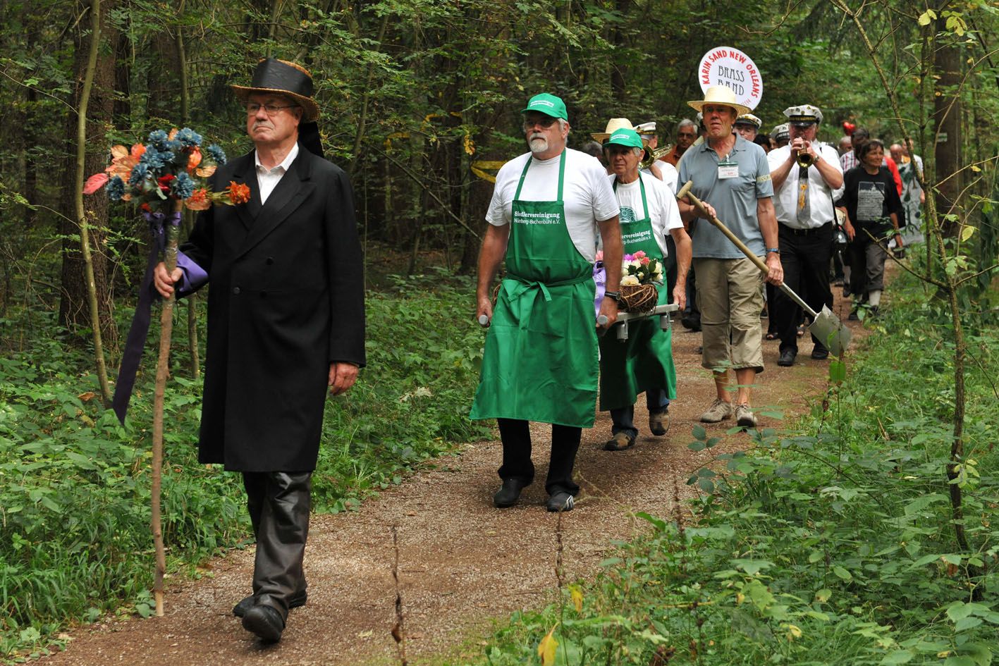 Der „Trauerzug“ auf dem Weg zur Spatenbeerdigung (Foto: Herbert Liedel) Spatenstichfest